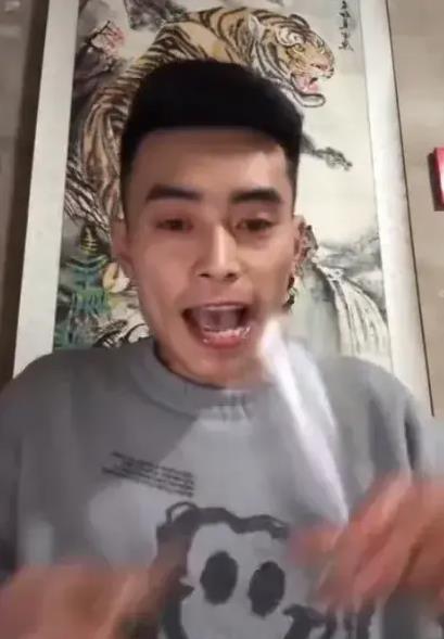 噩耗！知名网红黄中原离世，直播猛炫白酒，一口一杯，儿子仅4岁12月22日，“羊城