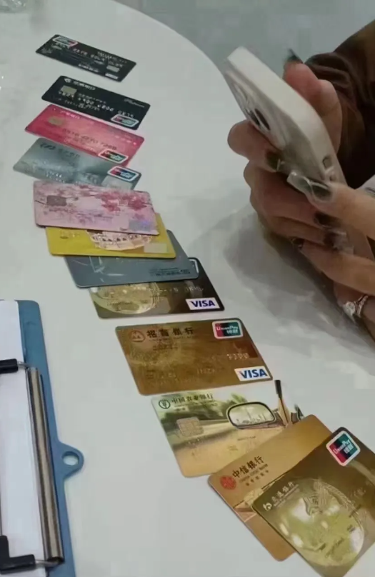夫妻二个人疫情开始就开始倒卡
倒了三年，
利息多出了50几万
今天实在抗不动了，