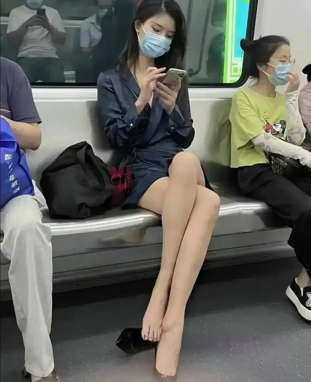 同样是女人，同样在地铁里脱鞋，为什么大家的态度截然不同呢？有人脱鞋就像给自己的脚
