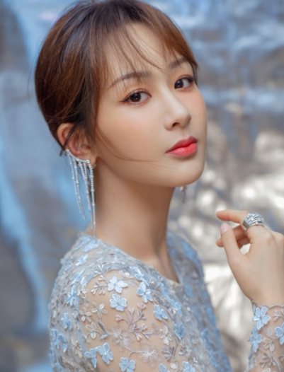 #杨幂杨紫王一博坐一桌#
我是蛮喜欢看帅哥美女们坐一桌的，甚至我也想和他们坐一桌