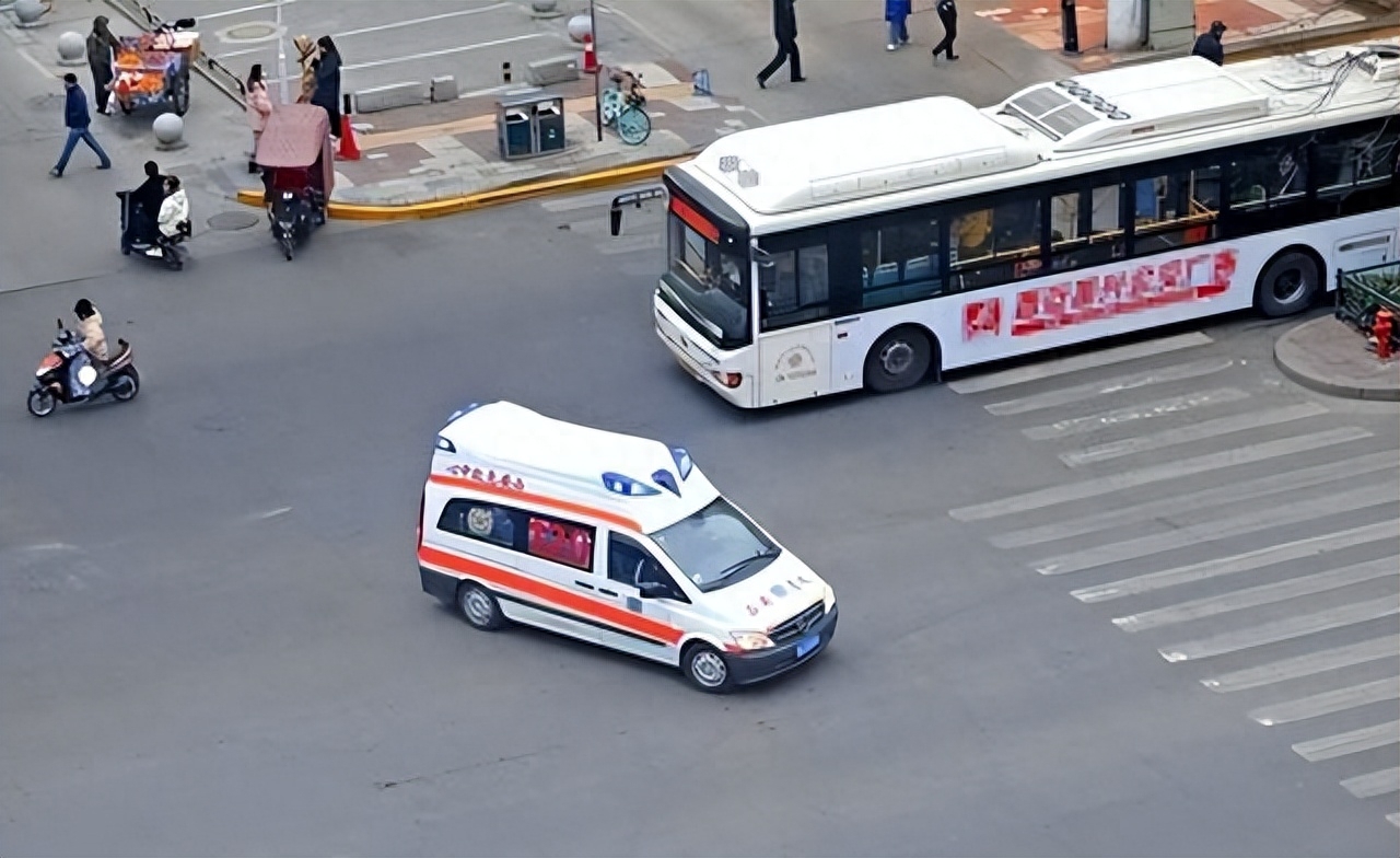 救护车遭恶意阻挡, 患者不幸离世 私家车: 新手司机, 插不进车道