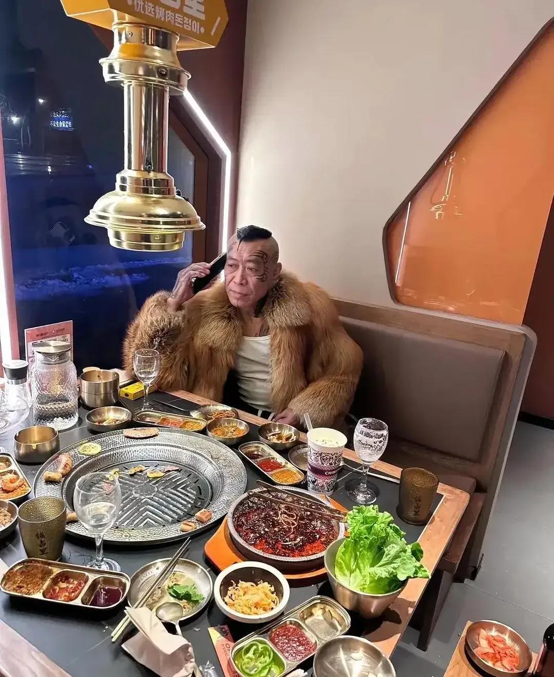 在韩国度假偶遇一明星，你们认识他吗？