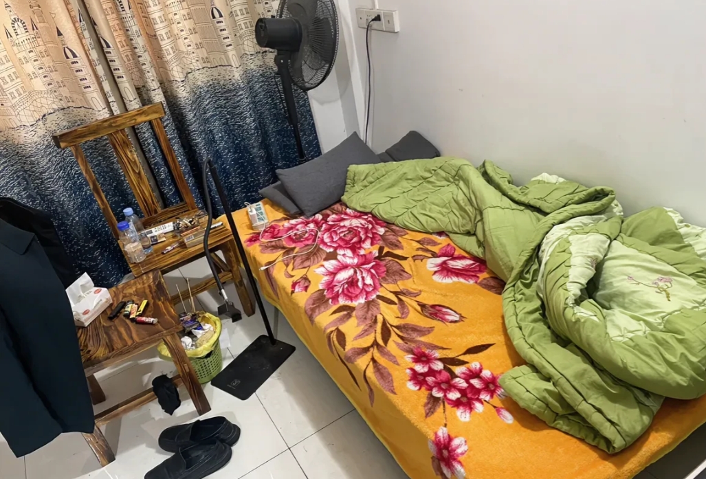 没工作，没收入，一个人在出租屋，门也想不出，饭也吃不下，天天睡觉十几个小时，醒了