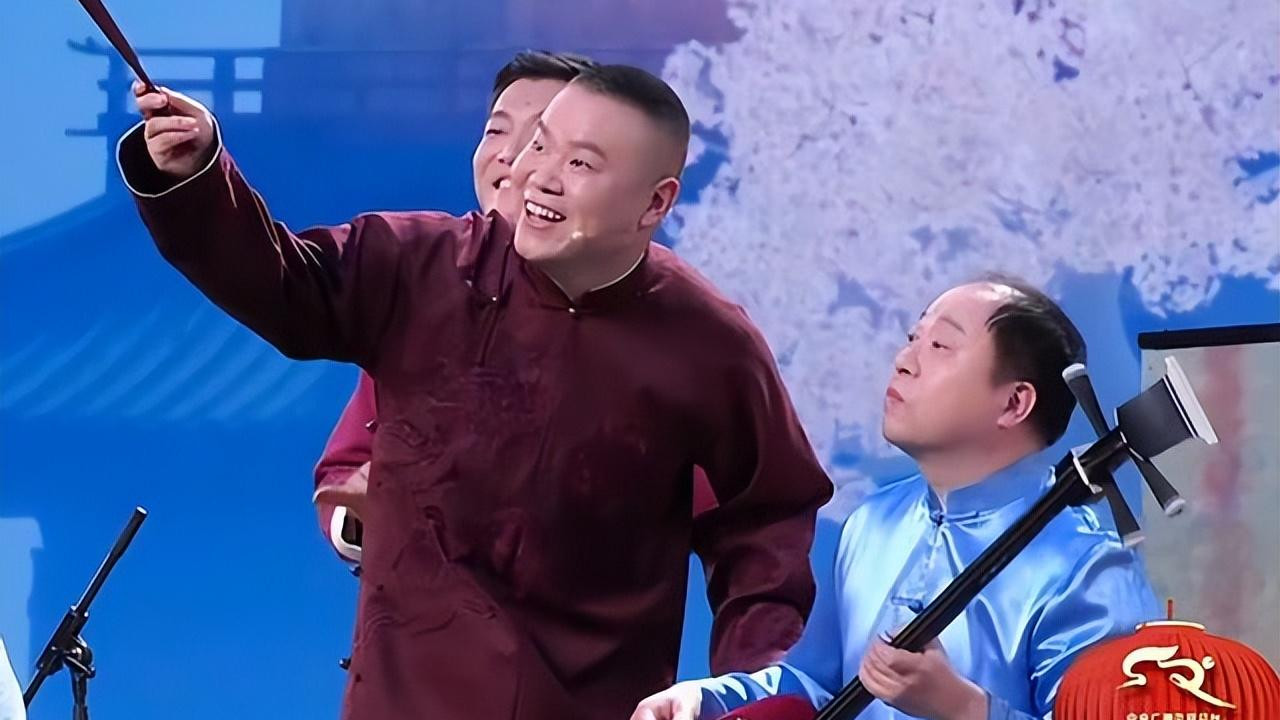 岳云鹏空降小剧场演出，被热情粉丝堵在后门，他主动摘下口罩拍照