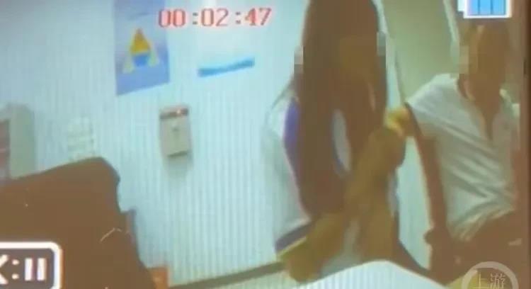 近日
河北衡水志华实验中学教务处老师田某在办公室内强吻女学生，
还多次抚摸其身体