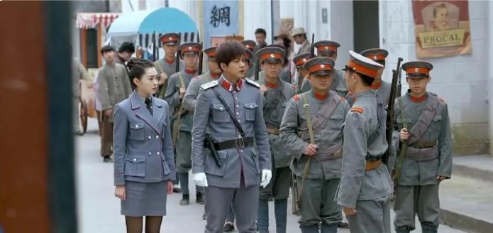 导演能不能上点心，穿丝袜打仗怎么想的呀？！！！

