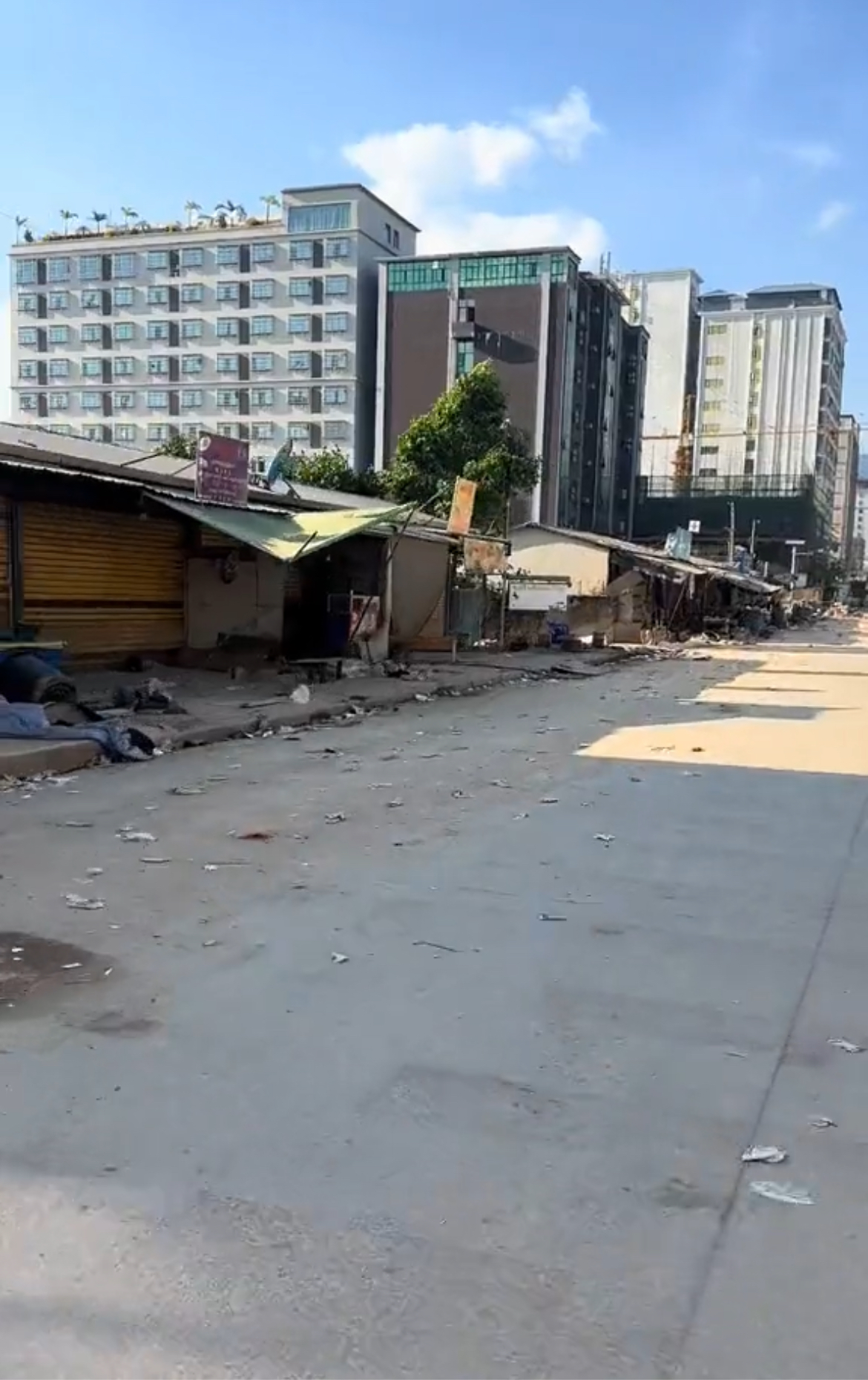 老街已成空城，外围阵地丢失，缅军第16旅旅长带着100多残兵败将退回老街。白所成