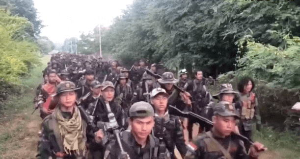 反敏昂莱的力量越来越强大了，缅北联军兵力越打越多。大白天就浩浩荡荡行军，根本不怕