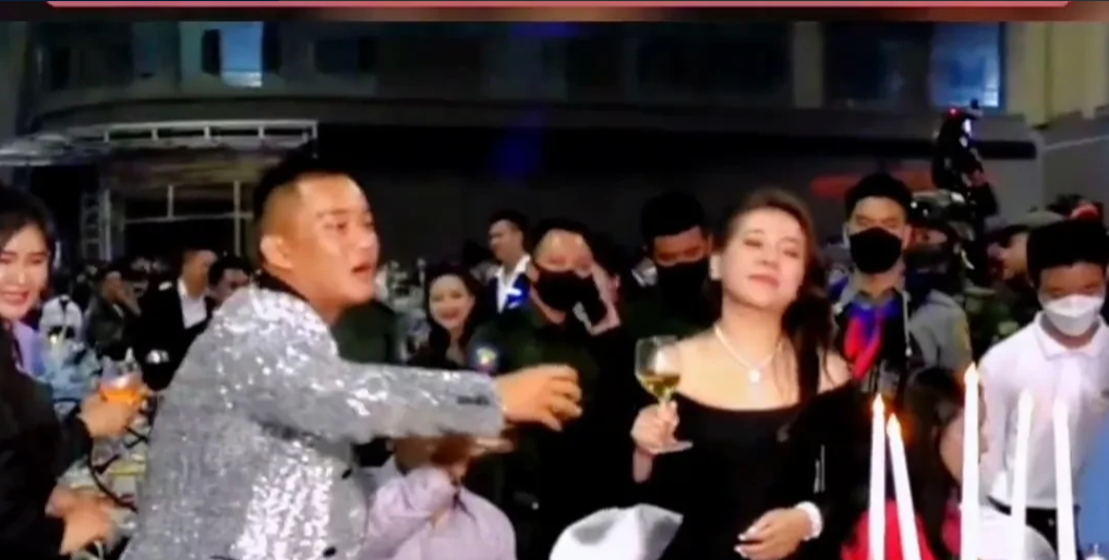 
果敢恶霸白应苍，豪车无数，美女更是数不胜数。

1992年生于缅甸果敢，年纪轻