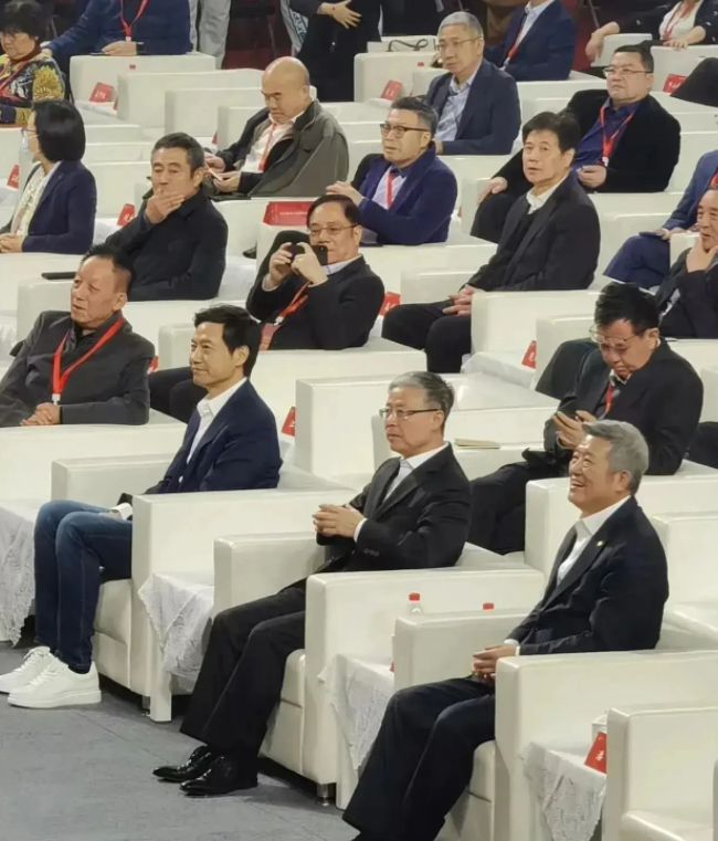 武大130周年校庆，邀请了卖手机的雷军、卖保险的陈东升、卖洗衣液的罗秋平、卖房子