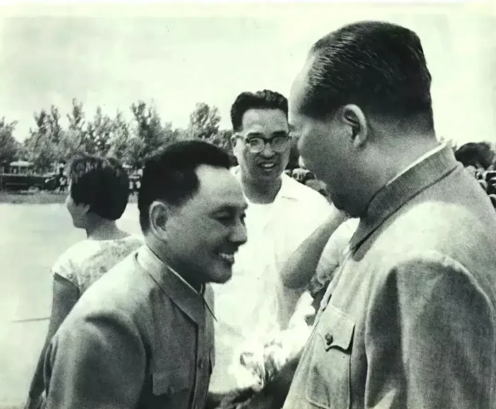 看这照片，我更关注了中间戴眼镜人士的表情，是笑非笑，他看出了什么？