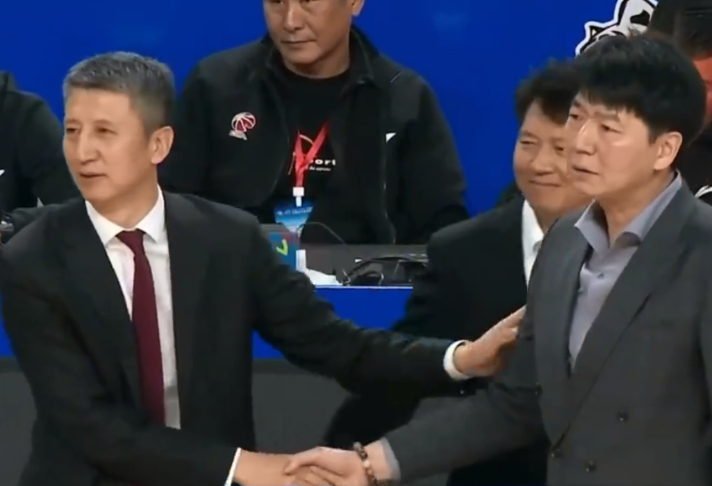 不打了还上篮，邱彪大骂球员并向郭士强道歉
CBA常规赛，新疆男篮主场大胜广州男篮