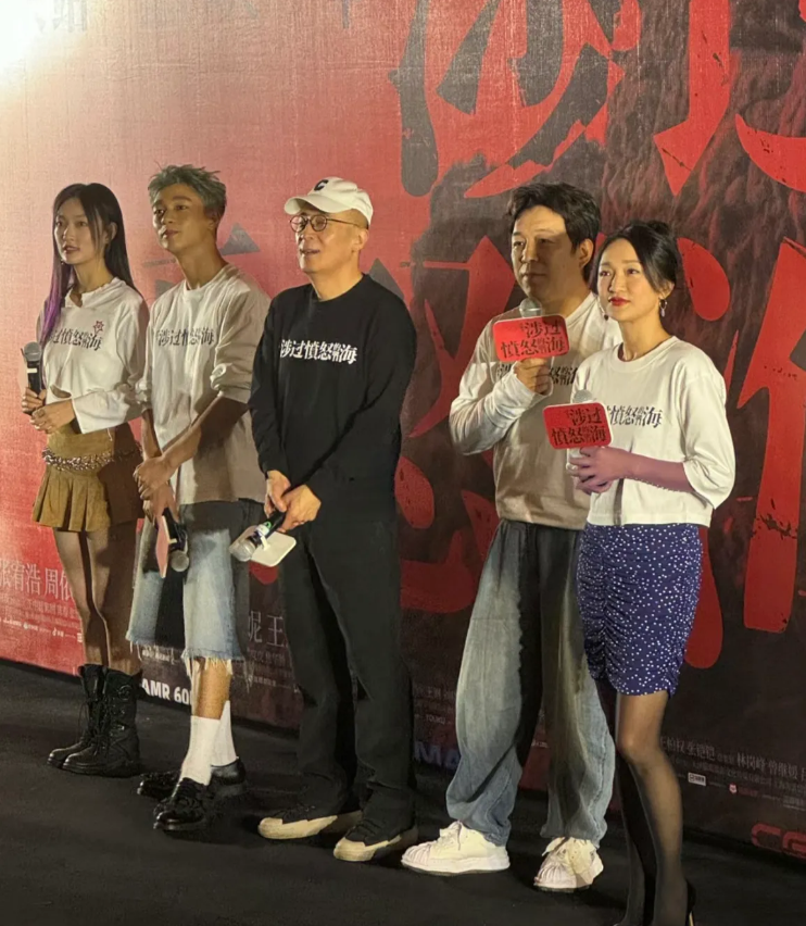 周迅重庆路演生图，她本人真的好年轻，身材娇小轻盈，眼睛亮晶晶的，笑容十分明媚。
