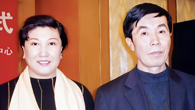 何庆魁儿子开直播：称父亲落魄后被范伟拉黑，胡科也谈到了此事