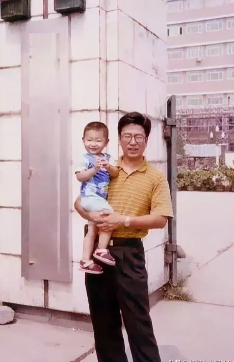 白岩松和他的儿子已经获得美国国籍，这让我思考一个问题：为何一些在公众场合非常成功