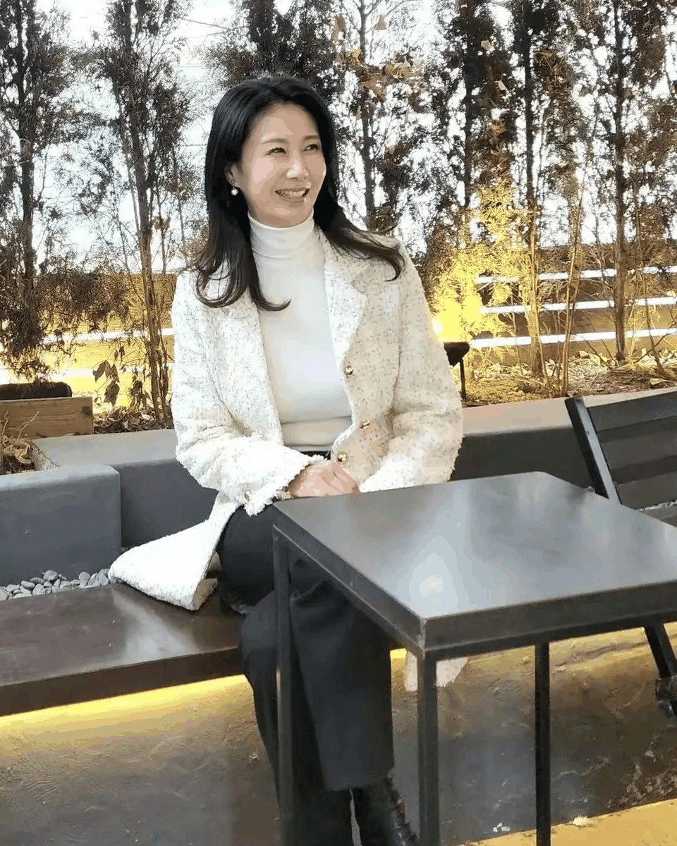 我和老公已经离婚七年了。最近，因为女儿找工作的事情，我给他打了电话，但没想到他的