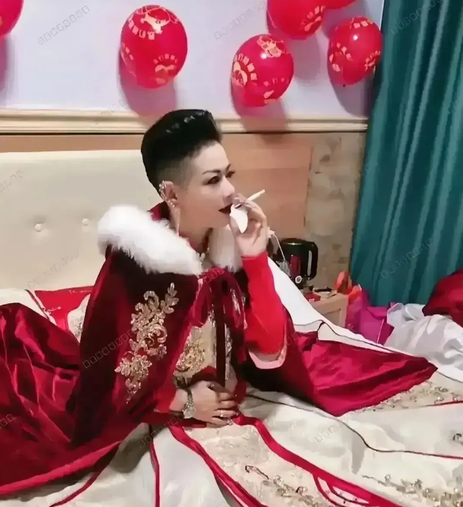 这张照片拍摄于2023年，重庆市渝北区某婚礼结束后，新娘感到非常疲倦，她坐在婚床