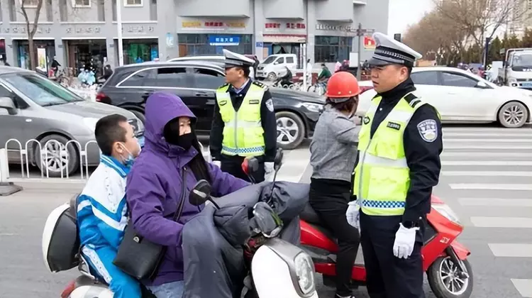 交警为什么整天和电动车较劲？禁摩、禁电，到禁电单车