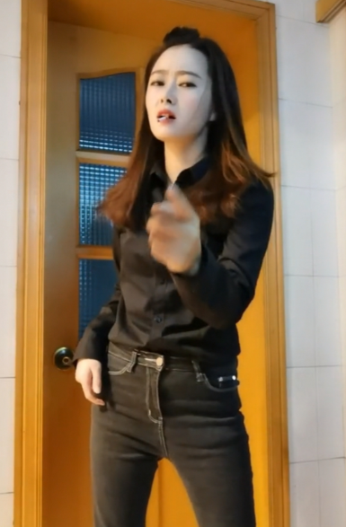我不适合做乖乖女  喜欢随性洒脱做自己🤔
别人的看法只是别人 取悦自己更重要?
