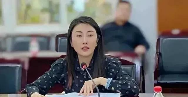 这样的美女局长谁不喜欢呢！貌美如花，时尚靓丽，会保养，从一位小学老师走到了局长的