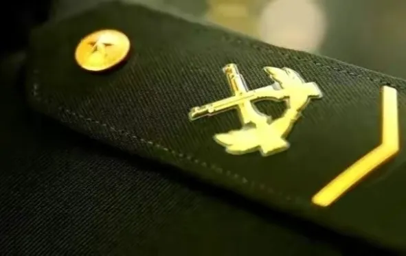 我当兵第二年把连长的通信员打了，连长护短，我也没买账，当时我想转士官，但连队上报