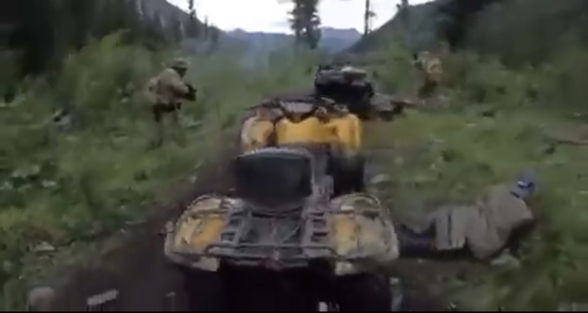 俄罗斯士兵遭伏击，单手抓起AKS-74U短突击步枪猛烈开火，差点打死前面的几个俄