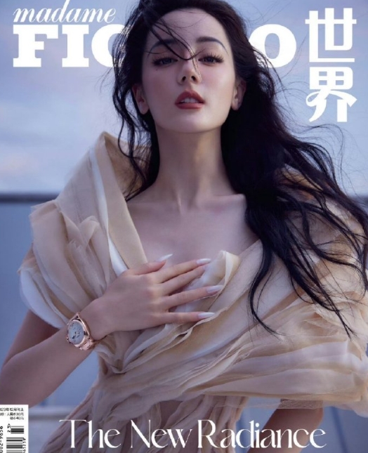 有人说热巴新杂志又出现了经典动作，以前还是蛮自信的，现在[笑cry] ​​​