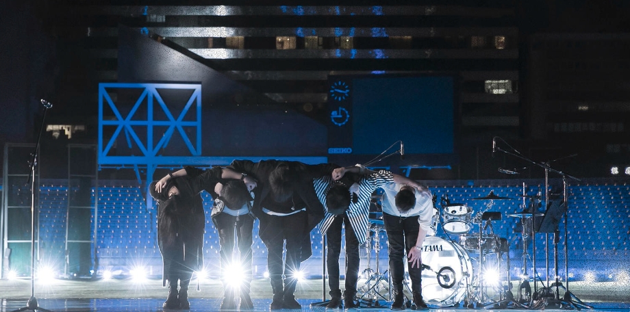 #五月天感谢了77场每一个城市#这么一看国内粉丝还真舔啊，巴黎声嘶力竭，国内对口