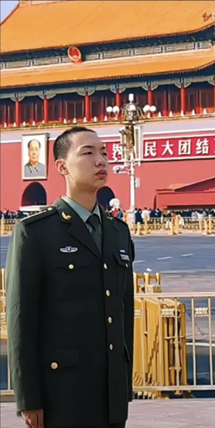 伟人后代，青年才俊，一身正气，未来可期。
