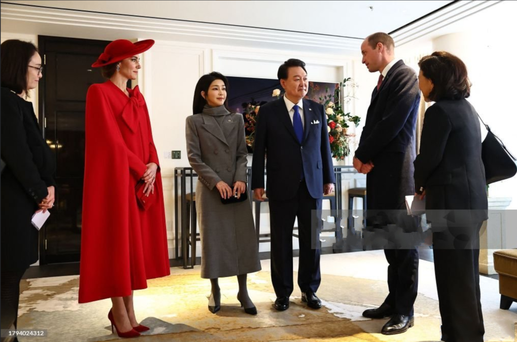 威廉夫妇接待尹锡悦夫妇！凯特一袭红色套裙可是抢足了风头，还头戴宽檐帽更多了几分英