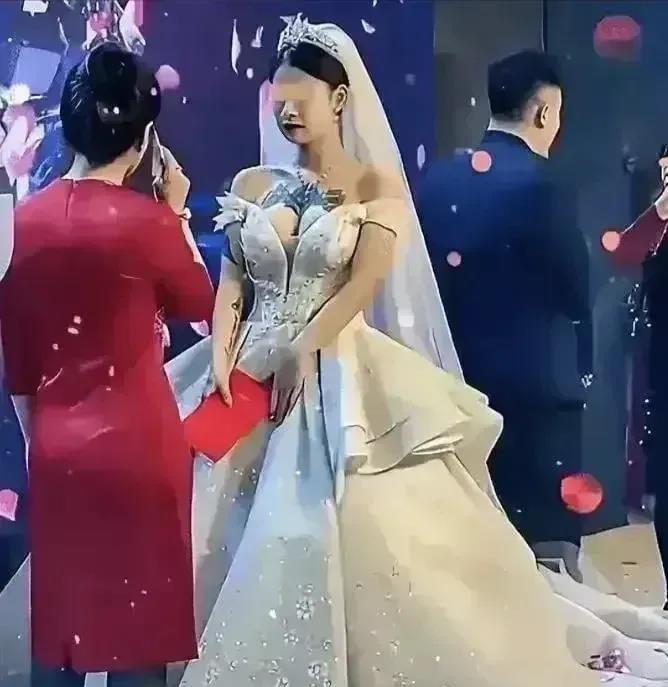 最近，在江苏的一场婚礼上，新娘胸前的大面积纹身在白色婚纱的衬托下格外显眼，婆婆看