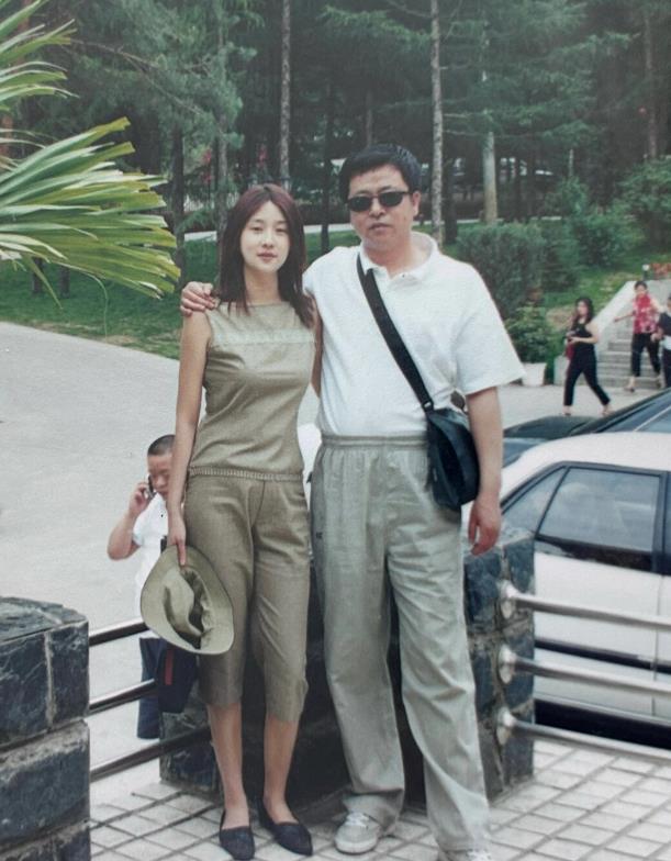 这张照片拍摄于2005年，离婚后我带着十岁的儿子嫁给了大我九岁的现任丈夫。婚后他