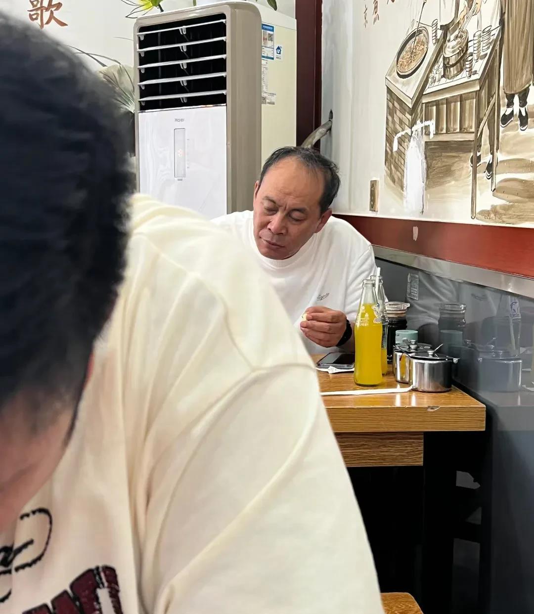 北京门框卤煮看到张光北一个人在吃饭，他点了一份炸酱面，两瓶汽水，一盘凉菜。不知道