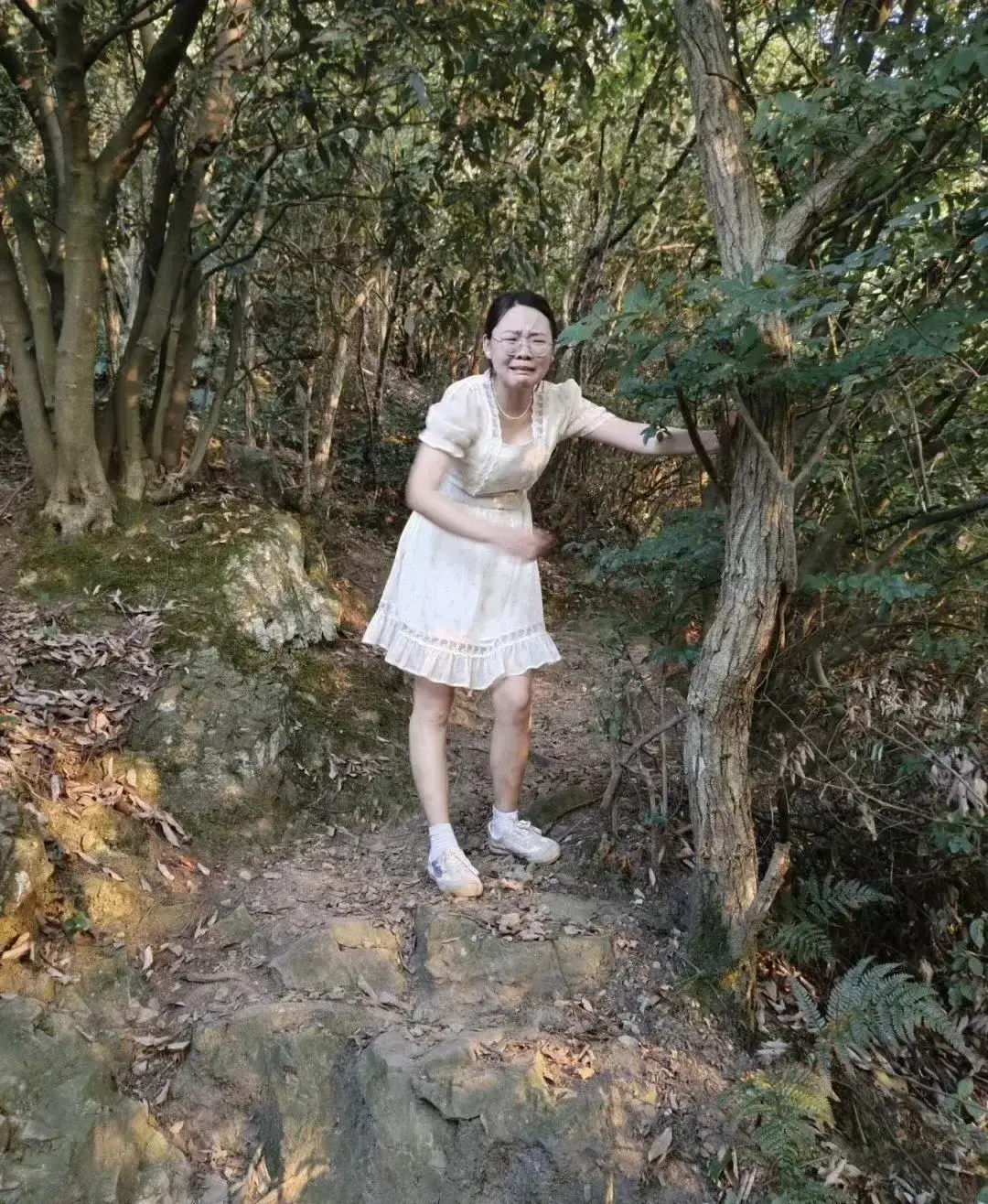 带着女朋友去爬山，没想到爬哭了