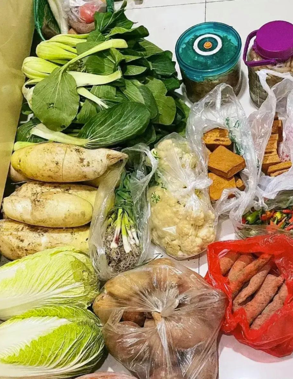 我发现周围有一些女性，虽然工资只有三四千，但她们却喜欢购买昂贵的化妆品和名牌包包