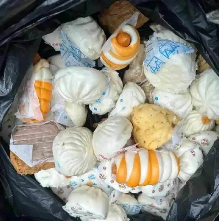 以前在五星级酒店上班，我们西餐部的点心，面包，蛋糕当天没有卖完的，全部都倒掉了。