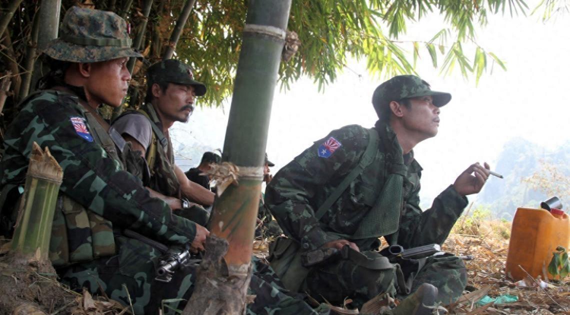 缅军心态崩盘试图突破包围圈，同盟军攻势猛烈，对南天门围而不攻！
果敢老街上的缅甸