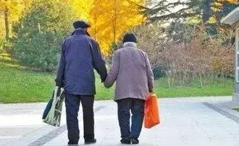 “成功白嫖20年！”山东青岛，55岁老光棍，娶了二婚大妈，考虑到2个继子都已成家