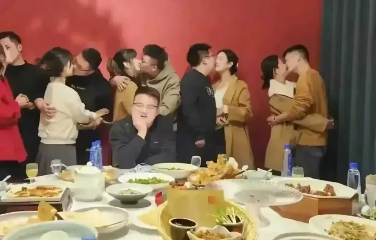 同学聚会上，一男一女热情拥抱、深情亲吻，如同接吻大赛一般，情感澎湃，毫不保留。据
