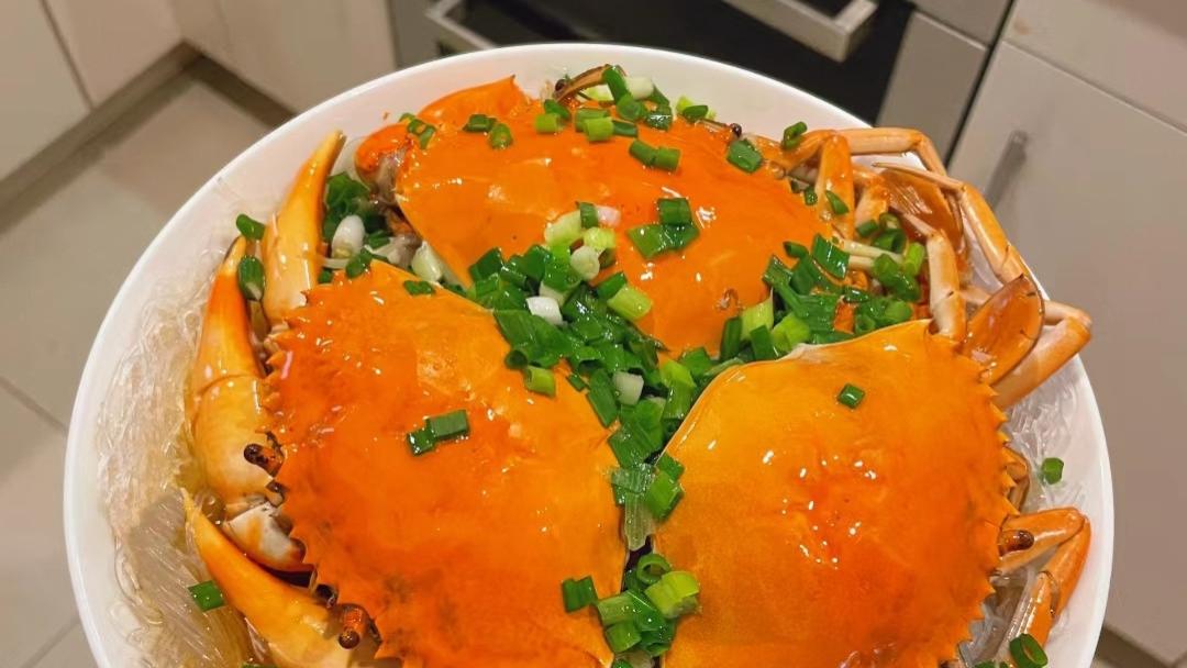 以后螃蟹买回家，可以做一道蒜蓉蒸蟹，肉厚，紧致，鲜甜！