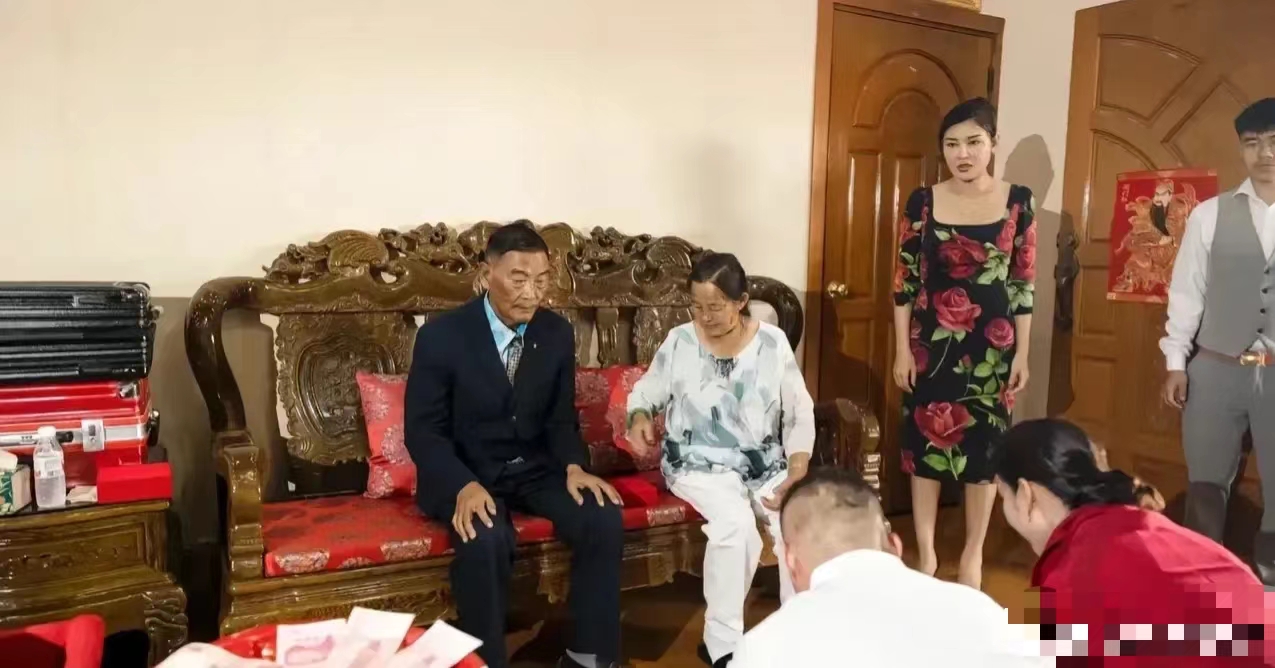 我也是奇怪，缅北的这些电诈头目，明明身家亿万，怎么个个都土了吧唧的。衣着打扮家装