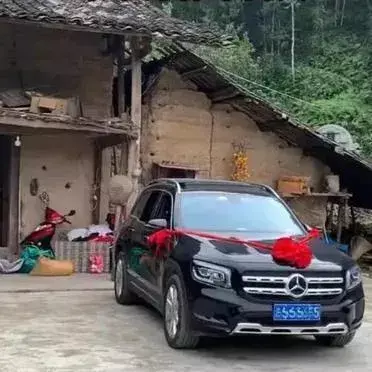 好不容易提车了，家里人怎么不高兴啊？