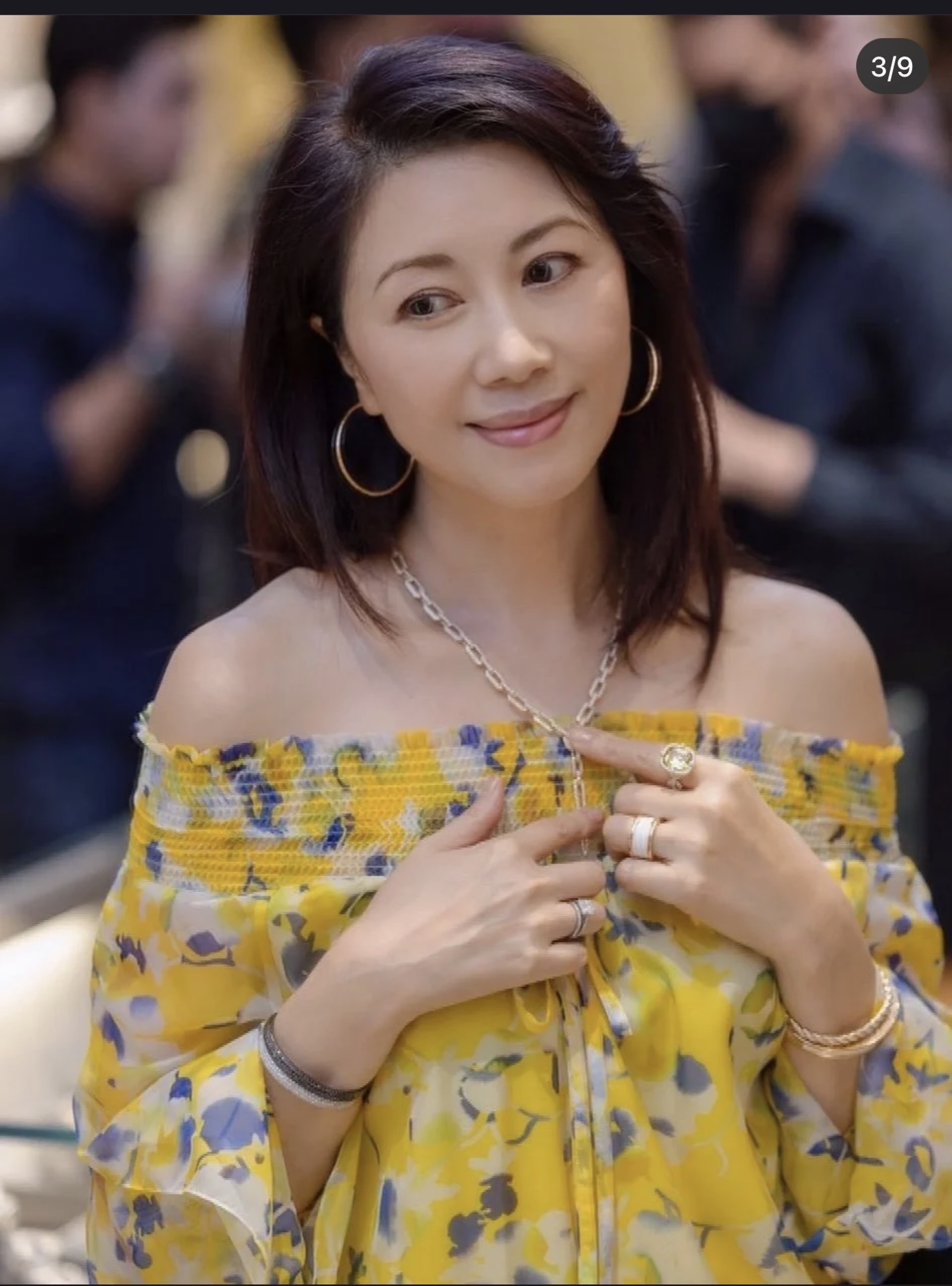 她是1987年香港小姐选美冠军，当年在香港TVB拍过很多电视剧，现在已经淡出娱乐
