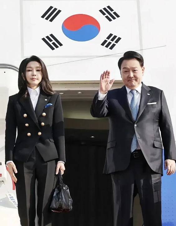 大写的尴尬！韩国总统尹锡悦在不断的质疑声中启程前往美国参与第三十次APEC领导人
