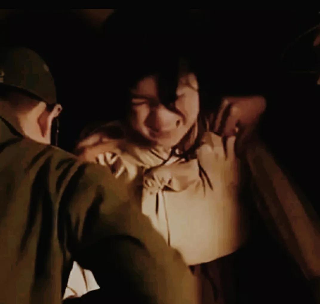 抗日战争时期，日军抓捕了一名受伤的女战士，集体玷污了她，可他们不满足，丧心病狂地