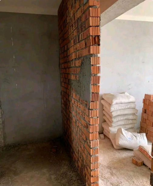 我这新买的房子，刚开始做装修，这师傅砌的隔墙就是个歪的！

我跟师傅说，墙是歪的