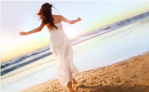 男友和小青梅一起过夜，提分手后，他让我别无理取闹。后来，校草和我表白，他却红着眼求我再给他一次机会。