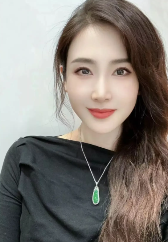 我今年38岁，出生于1985年。我已经离婚五年了，有两个孩子，他们现在和前夫一起