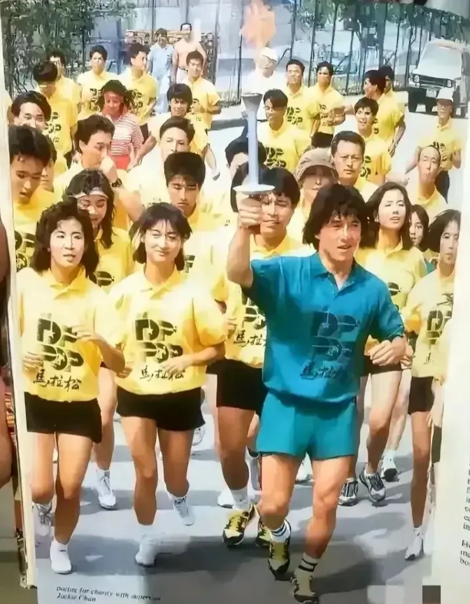 成龙领跑明星马拉松赛，你都看到了谁？

吴君如、惠英红两位“霸王花”附身，跑在最