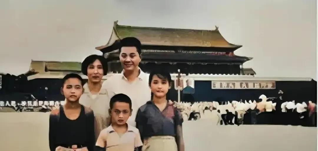 60年代，天安门广场见证了李鹏夫妇与子女罕见的全家福。这张照片背后承载着时代的印